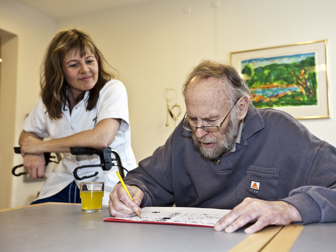 SOSU med en ældre patient