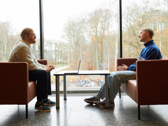 Studievejleder sidder overfor ung dreng