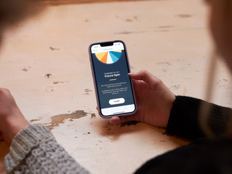 Pige holder mobil med Future Spin på skærmen