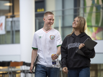 To unge går på en gang