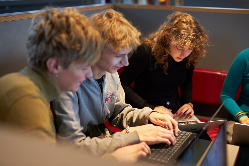 Søg Optagelse Unge Kigger På PC